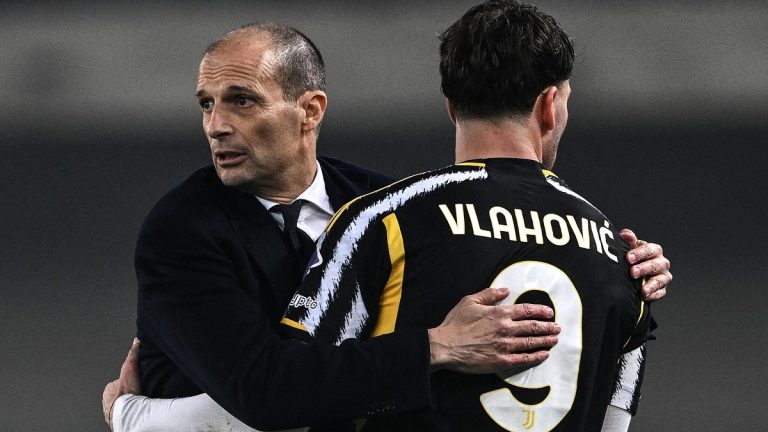 Vlahovic Furioso Con Allegri Colpisce La Panchina E Una Bottiglietta