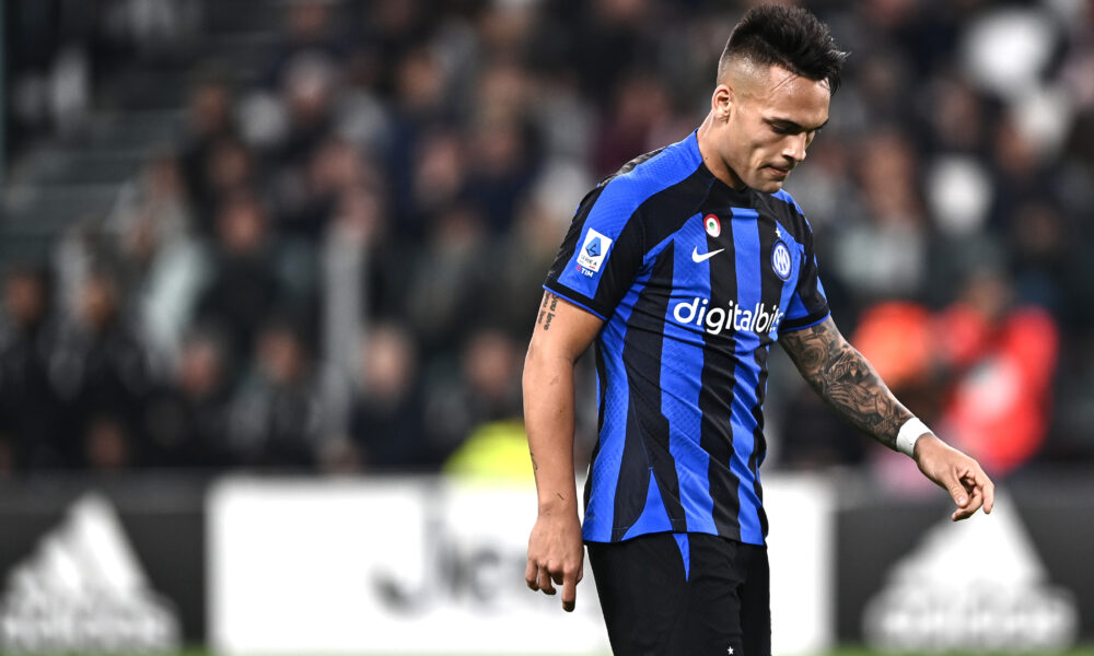 Lautaro Martinez spaventa l'Inter, il gesto fa pensare all'infortunio