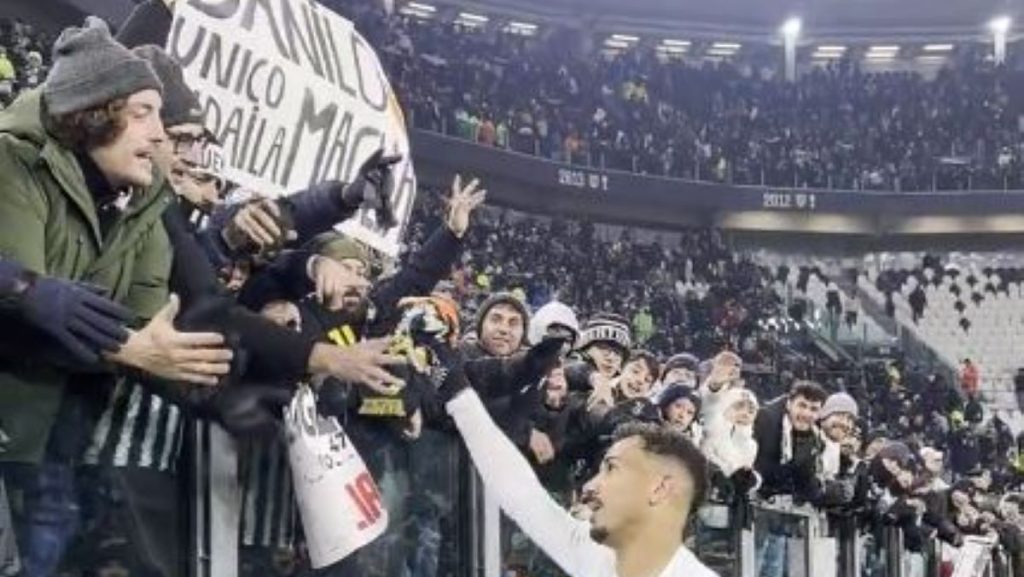 Danilo Capitano Dal Cuore D Oro Il Gesto Per Un Tifoso Dopo Juve Sassuolo Video