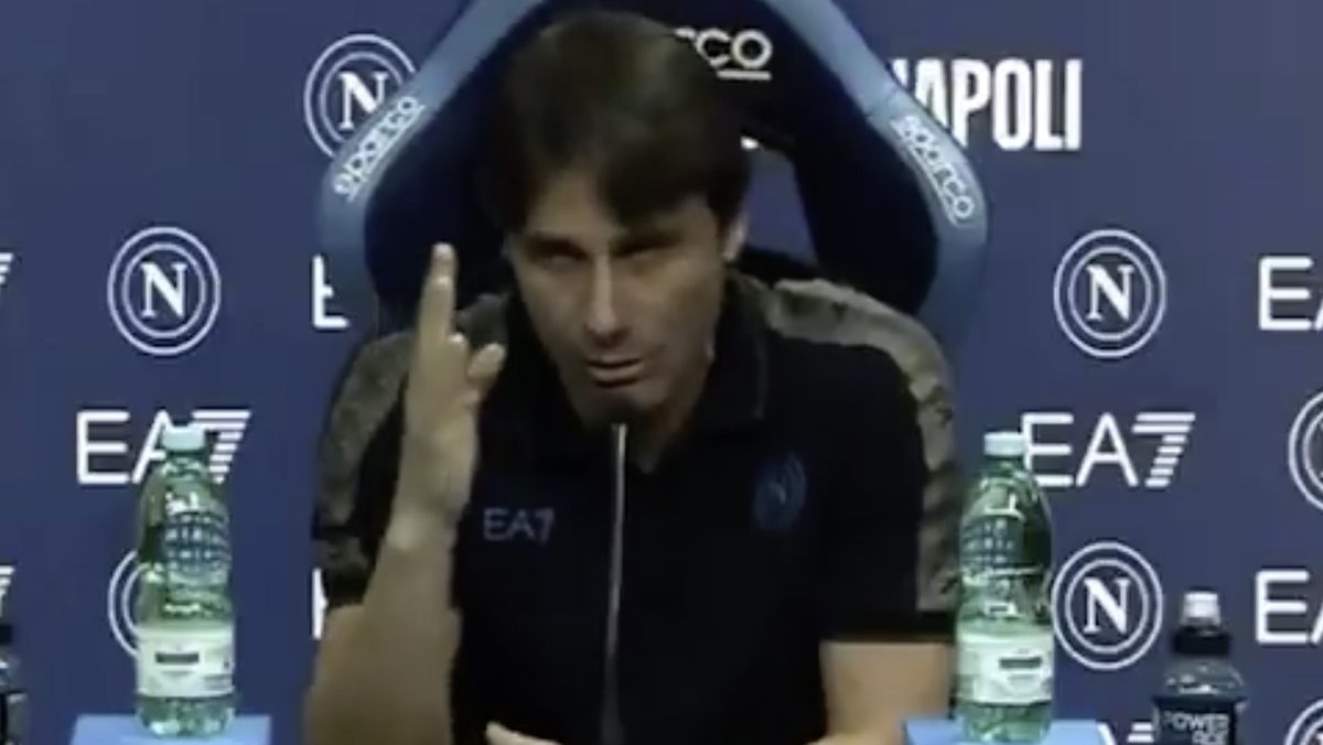 Conte, lapsus e risate in sala stampa: «Io sono bianco nero». Poi l’ex Juve smonta ogni equivoco, ecco cosa è successo – VIDEO