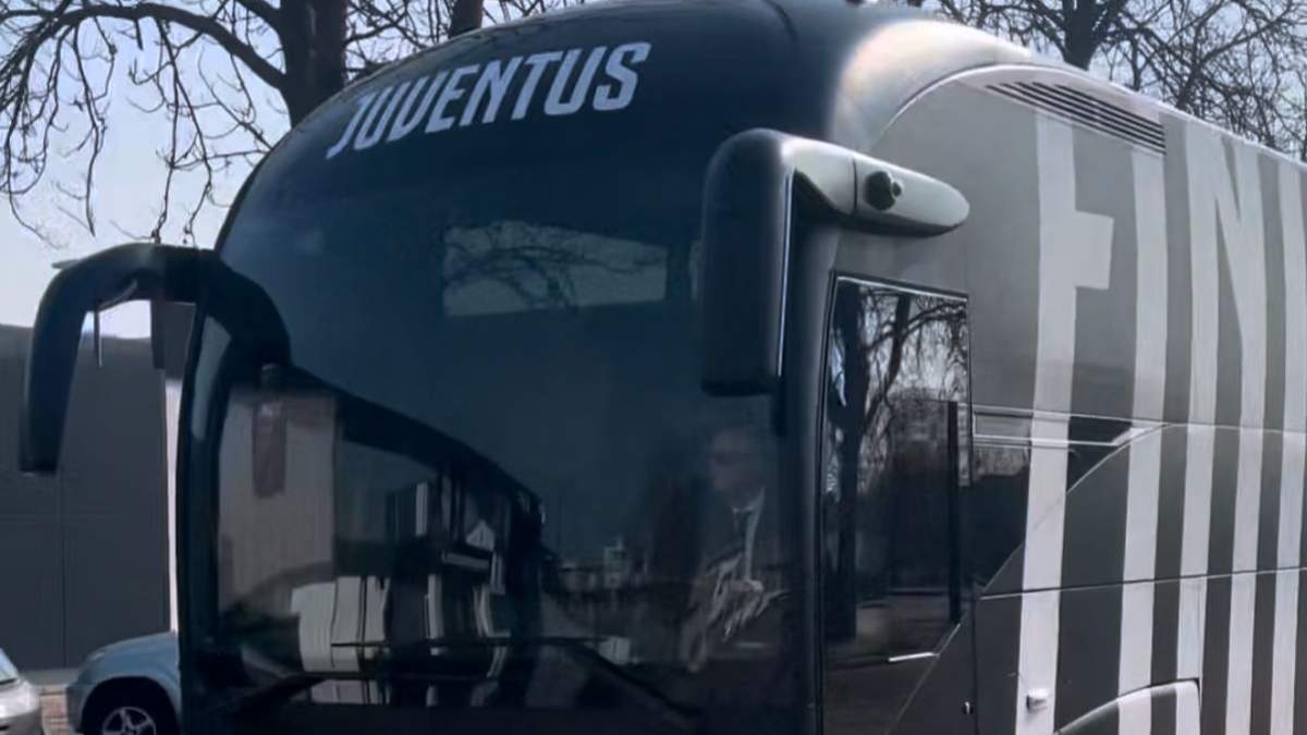 Juventus rientrata a Torino: l’arrivo dei bianconeri alla Continassa dopo la clamorosa eliminazione in Champions League – VIDEO