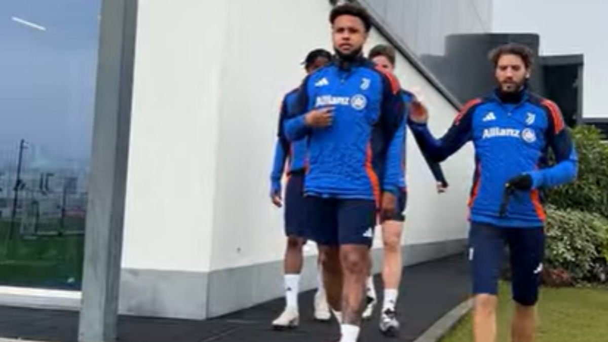 Sanremo 2025 anche alla Continassa: chi è il miglior cantante della Juve? Rispondono i calciatori: siparietto con McKennie – VIDEO