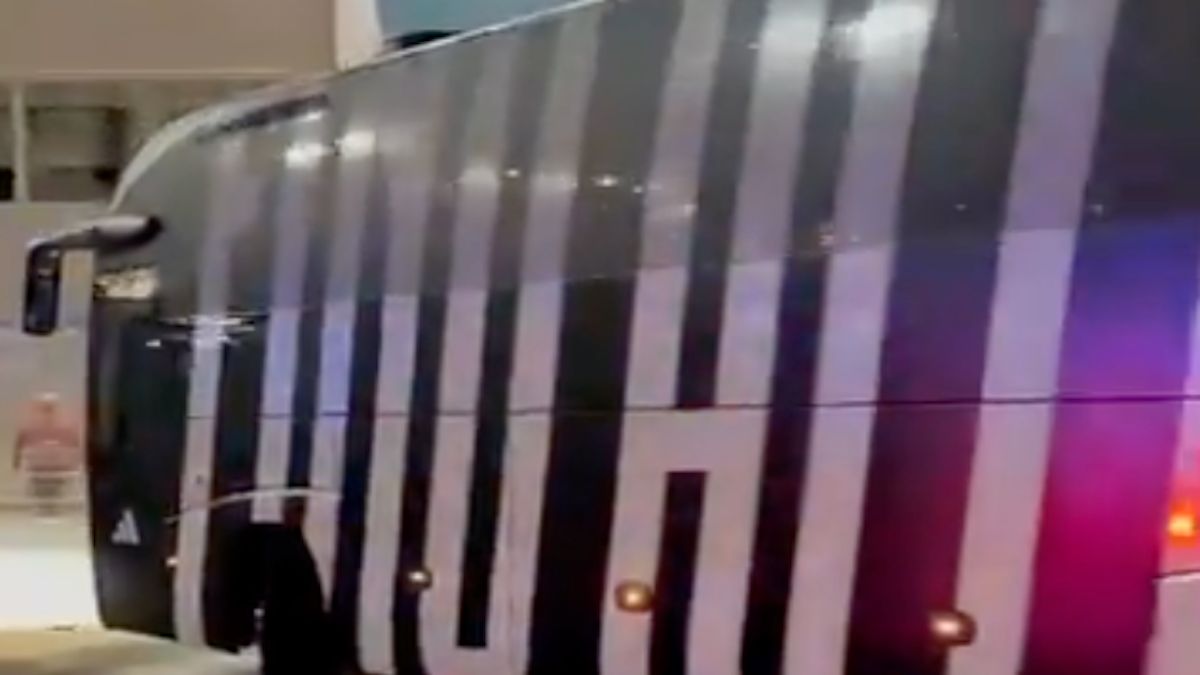 Cagliari Juve, i pullman delle due squadre sono all’Unipol Domus: FOTO e VIDEO del pre partita