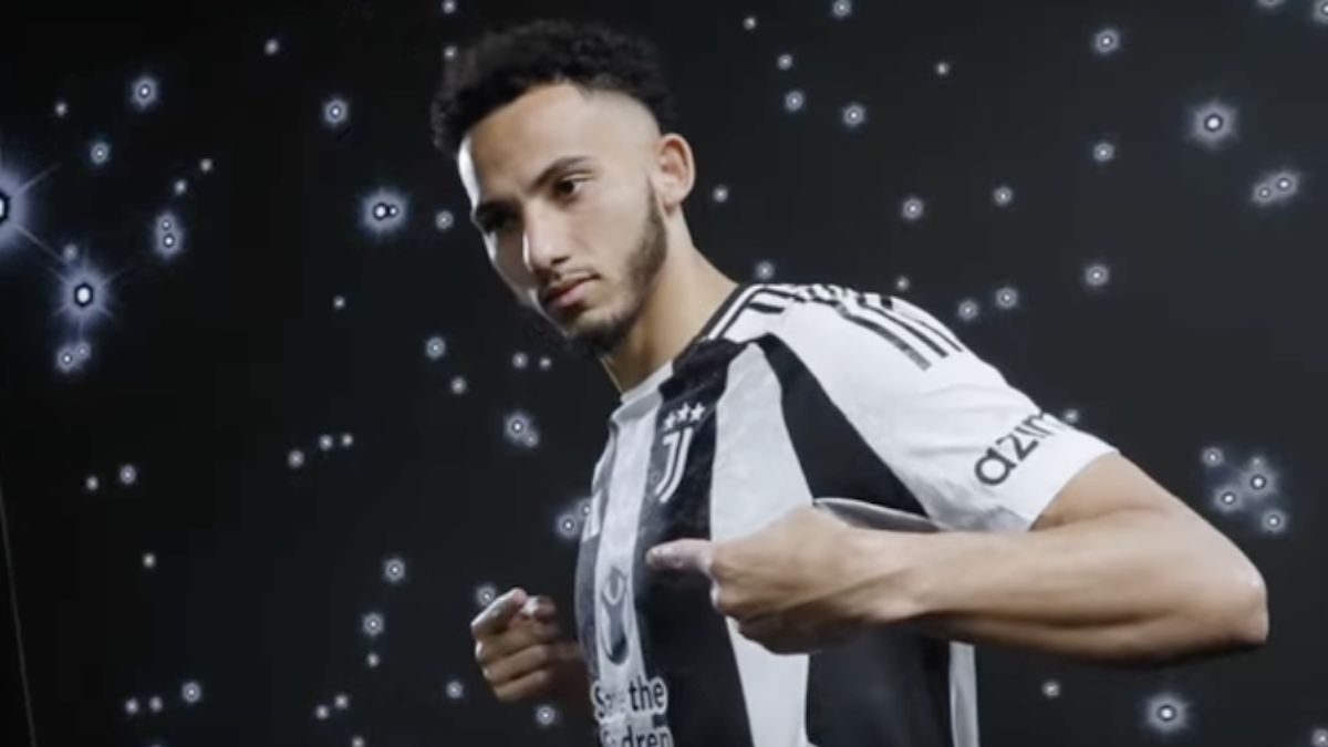 Kelly Juventus, tutti i retroscena dell’arrivo del difensore a Torino: dall’incontro con Giuntoli allo shooting in bianconero – VIDEO