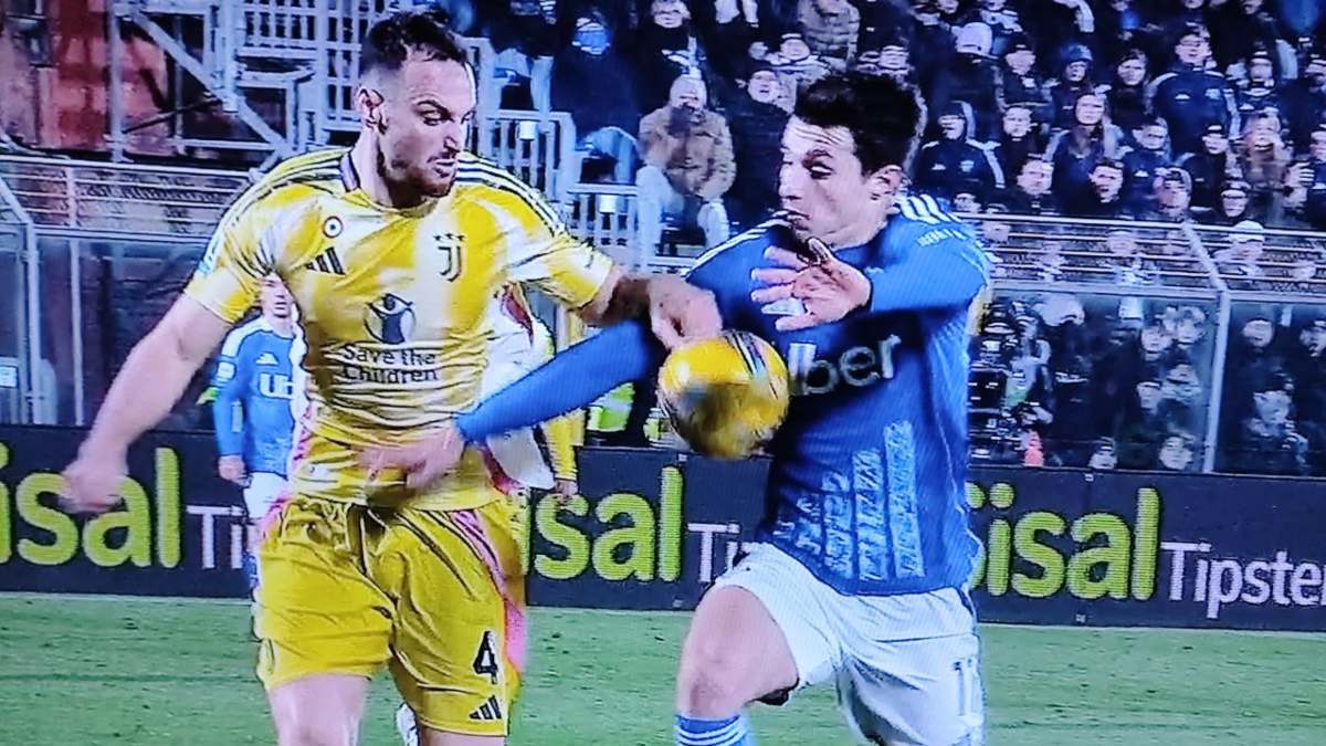 Ziliani polemico: «Gatti butta giù il pallone con la mano, rigore. Invece lo danno due minuti dopo alla Juve» – VIDEO