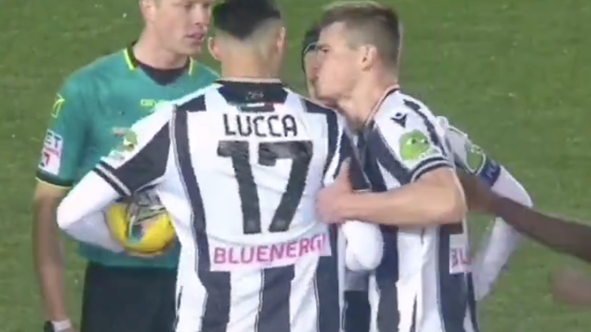 Rigore Lucca, clamoroso episodio in Lecce Udinese: l’attaccante accostato alla Juve litiga con i compagni, segna e viene sostituito! VIDEO