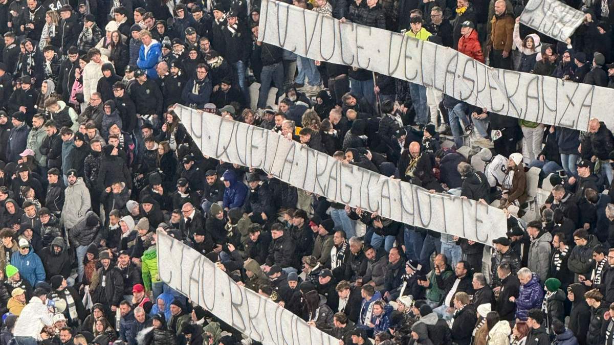 Bruno Pizzul omaggiato dall’Allianz Stadium: lo striscione esposto in avvio di Juve Atalanta – FOTO