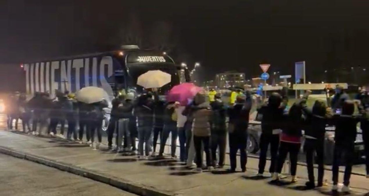 Juve Atalanta, il pullman bianconero e quello nerazzurro sono all’Allianz Stadium: FOTO e VIDEO del pre partita