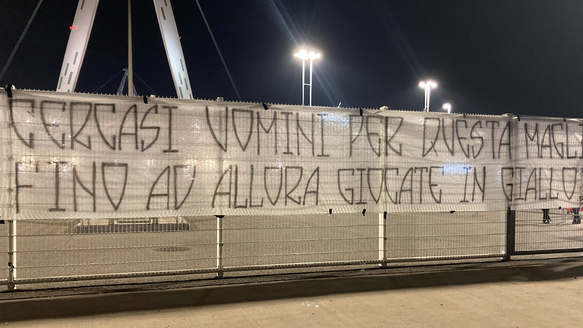 Contestazione tifosi Juve, duro striscione della Curva fuori dall’Allianz Stadium: «Noi la storia del calcio, voi di passaggio. Cercasi uomini per questa maglia» – FOTO